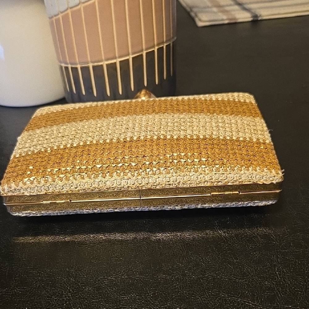 Women's Elegant Gold and Cream Clutch ⭐️✨️ NEW  ⭐️ - Picture 7 of 7